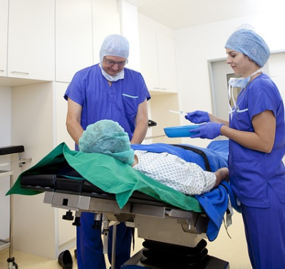 간암 환자에게 면역제를 투여하는 의사