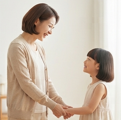 엄마와 아이가 손을 맞잡고 웃는 모습