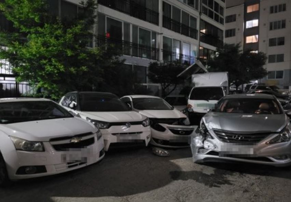 차량 7대를 들이받고 도주한 운전자가 음주운전을 부인하다가 뒤늦게 음주 사실을 인정했다. 사진은 50대 운전자 A씨가 낸 사고로 파손된 차량들. [사진=대전 서부경찰서]