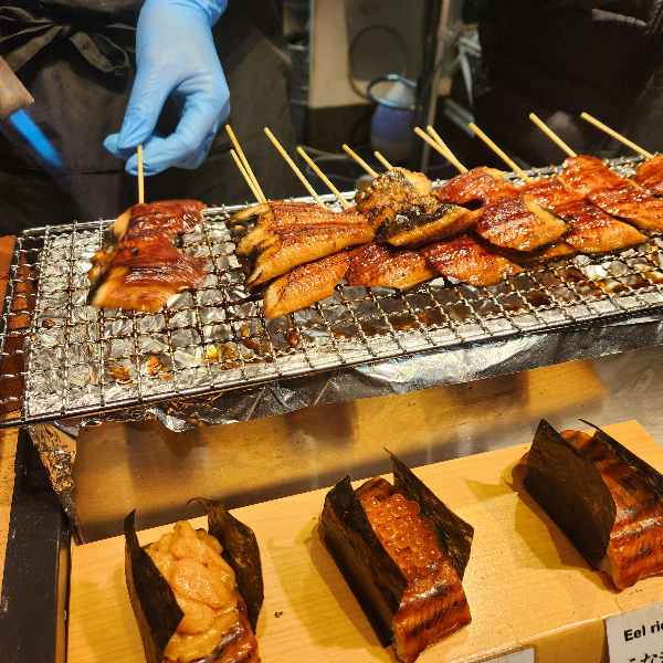 장어 꼬치 구이를 굽고 있는 모습이다. 그외 다양한 장어 구이 요리가 보인다.