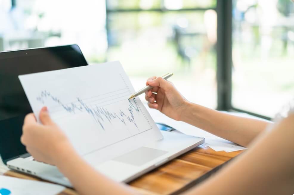 각종 경제지표를 확인하는 모습