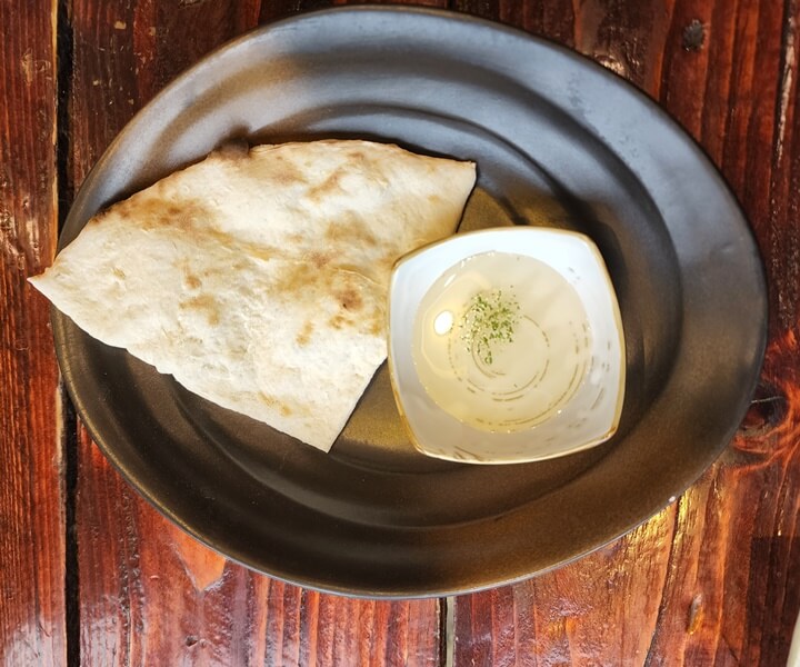 화덕에서 구운 빵과 꿀