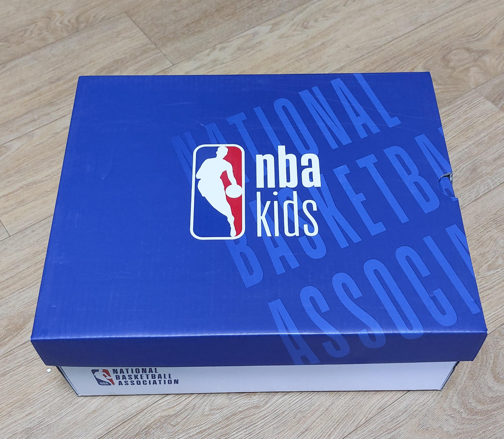 NBA KIDS 매장에서 방한화를 구매