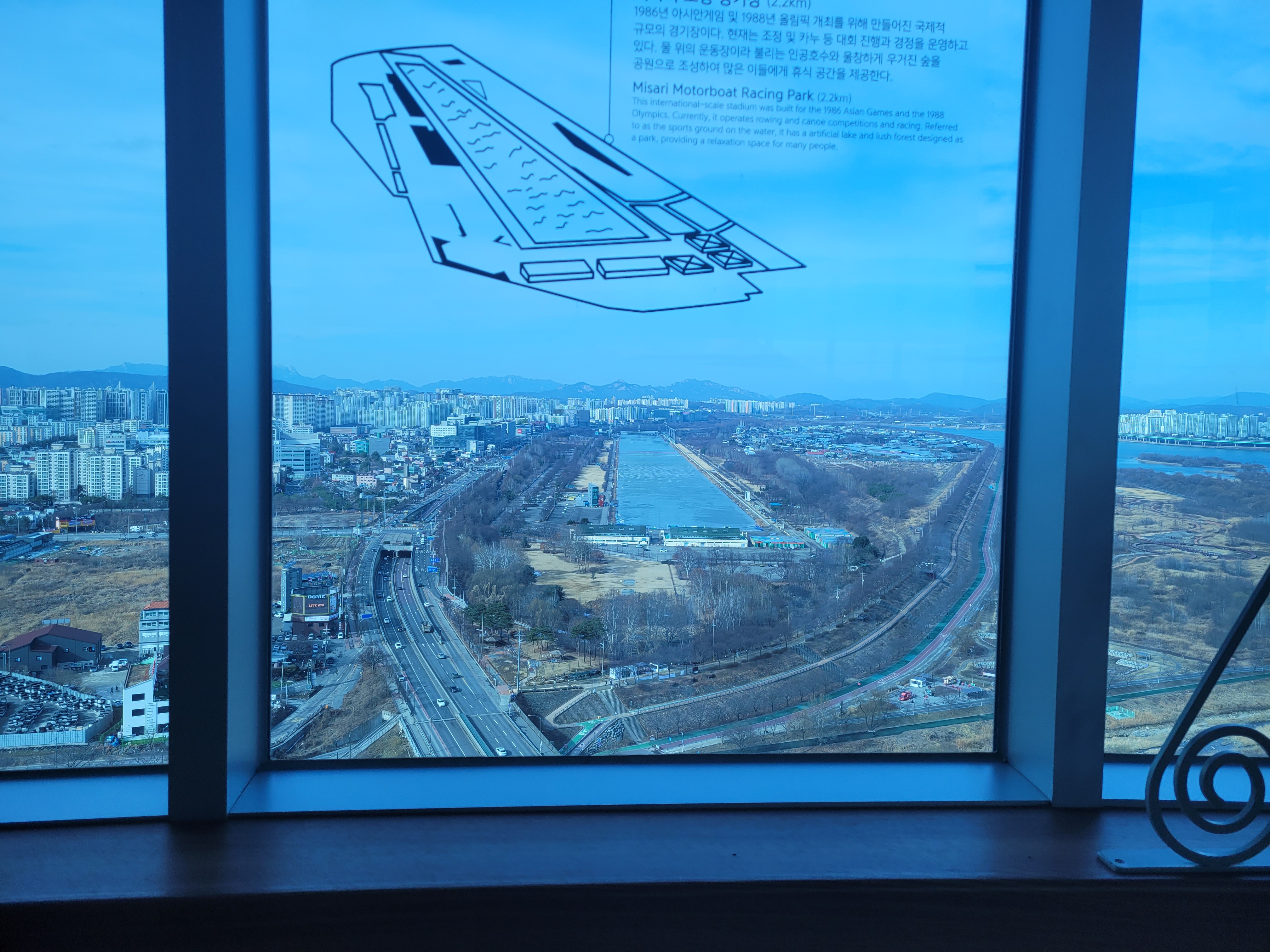 전망대에서 바라본 미사경정공원과 안내도