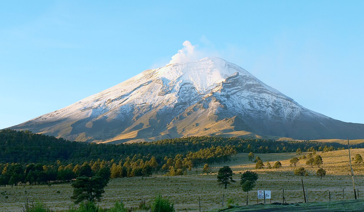 포포카테페틀 화산의 눈 덮힌 전경