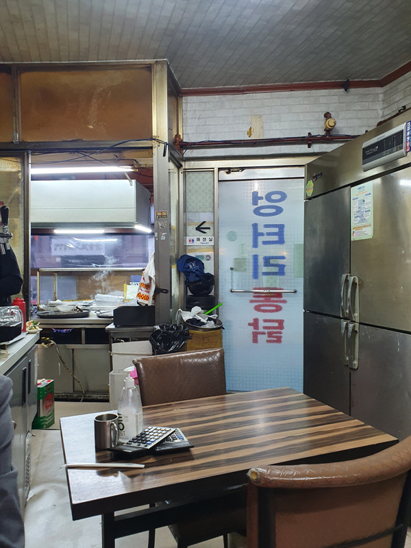 엉터리-통닭-실내