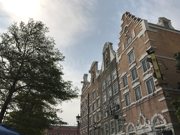 파스텔 톤의 유럽 스타일의 건물3