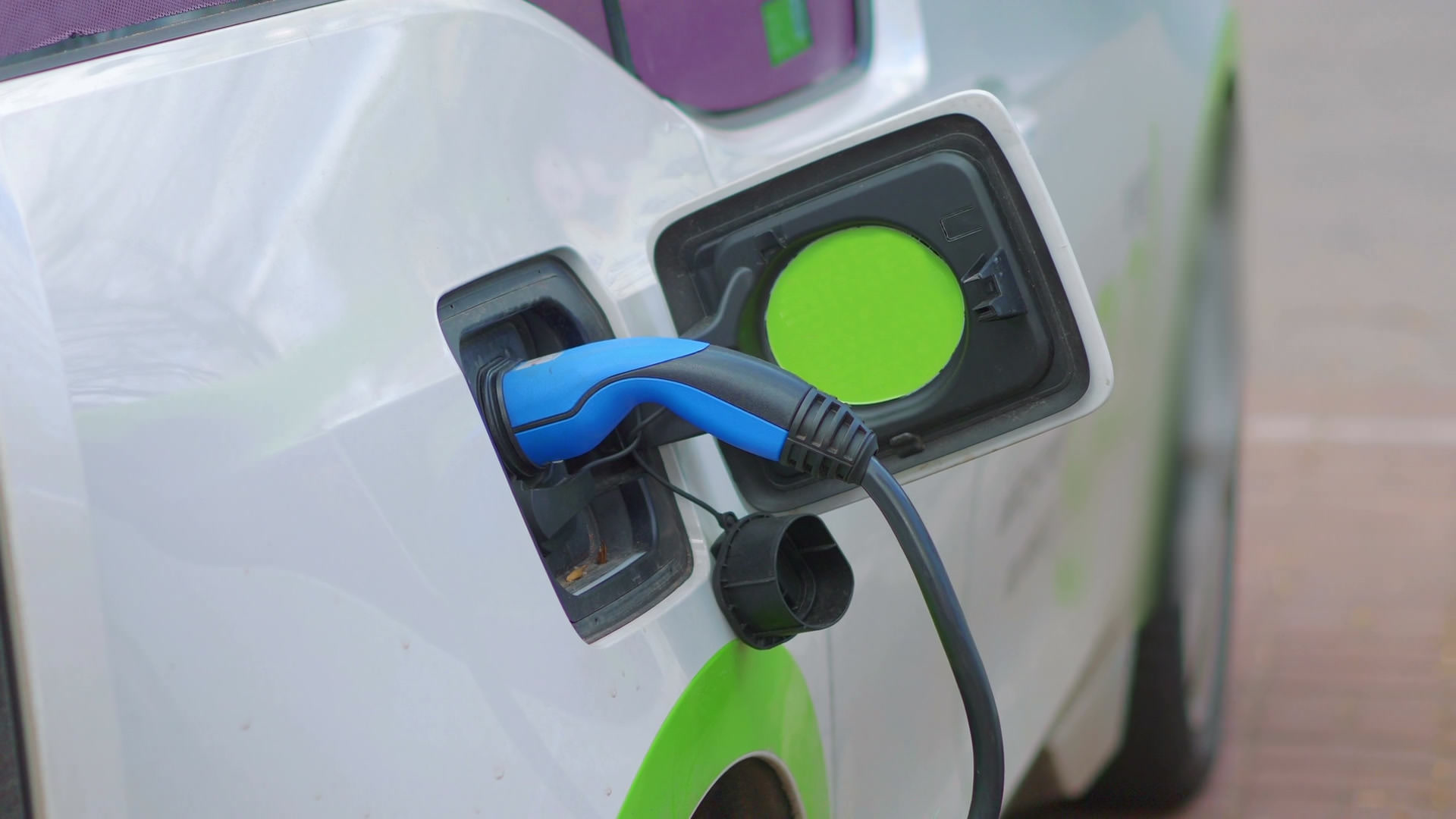 수소연료를 주유하고있는 자동차