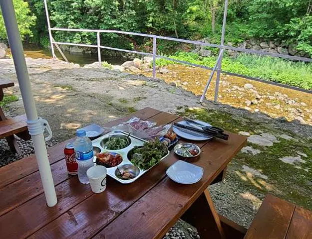 시냇가하얀집