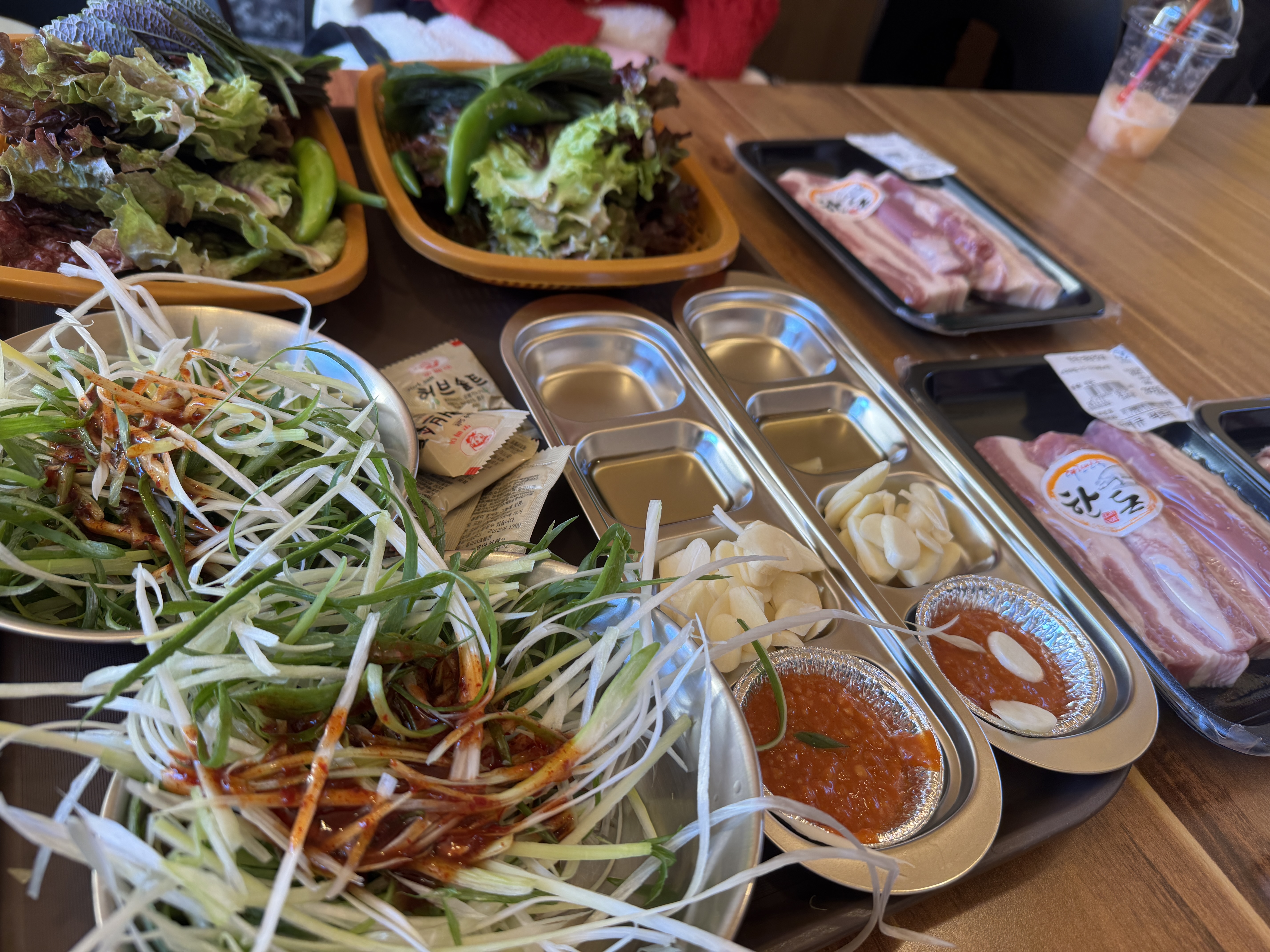 바베큐팩토리 감북점 셀프 바베큐 고기 굽기 전 상차림, 쌈채소와 삼겹살을 준비한 글램핑 바베큐 테이블