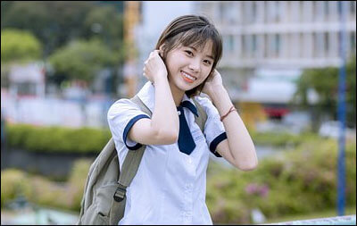 교복차림으로 웃고 있는 학생