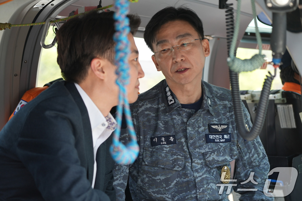 (서울=뉴스1) = 이준석 개혁신당 대선 예비후보가 24일 대전 유성구 국군대전병원을 찾아 이국종 원장의 설명을 듣고 있다. (이준석 캠프 제공, 재판매 및 DB 금지) 2025.4.24/뉴스1