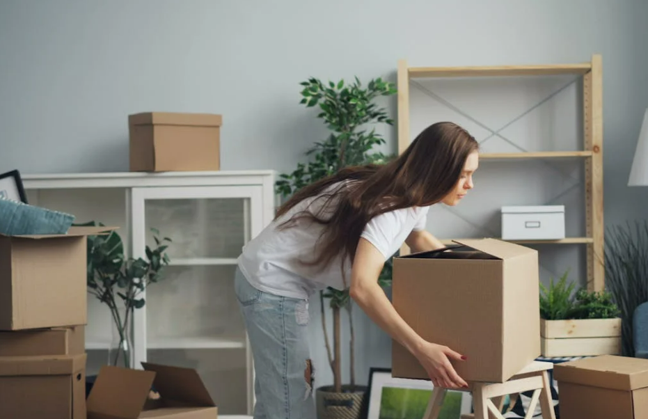 이삿짐 박스들 박스를 드는 여성