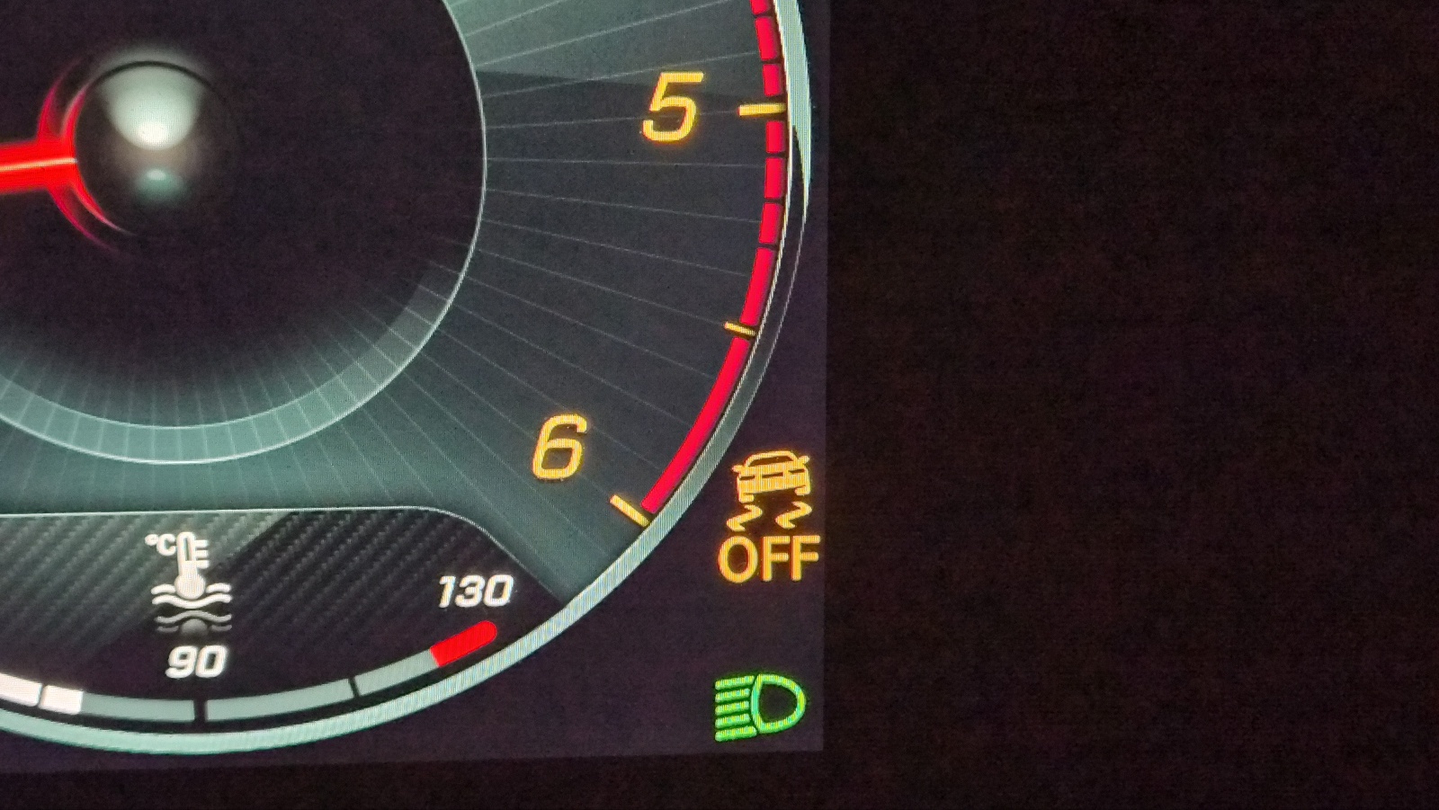 벤츠 계기판 속도계 옆에 점등된 ESP OFF 경고등 아이콘. 차체 미끄러짐 경고 그림과 OFF 표시가 함께 표시된 모습