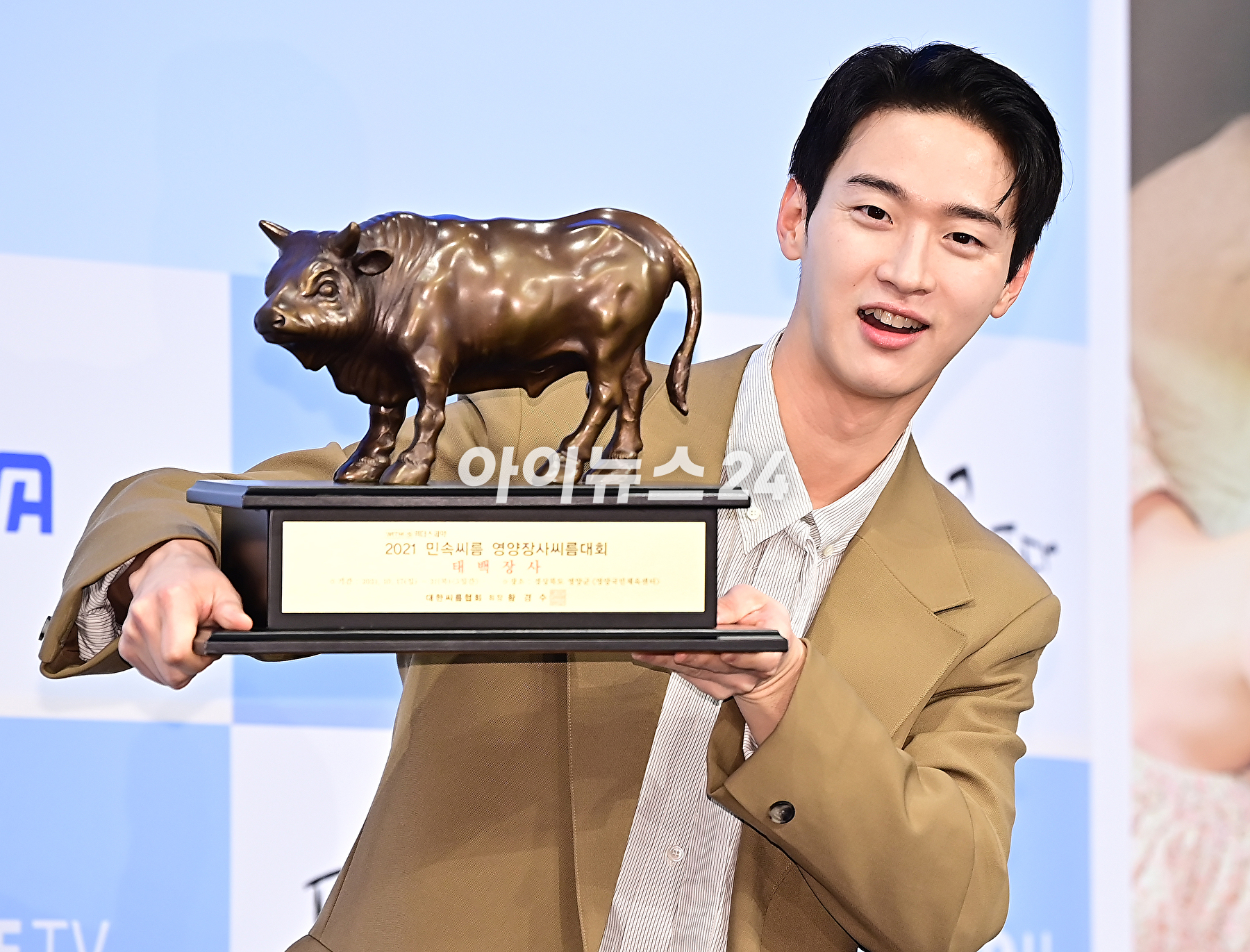 배우 장동윤이 20일 오후 서울 신도림 디큐브시티 더 세인트에서 열린 ENA &#39;모래에도 꽃이 핀다&#39; 제작발표회에서 포토타임을 갖고 있다. [사진=곽영래 기자]