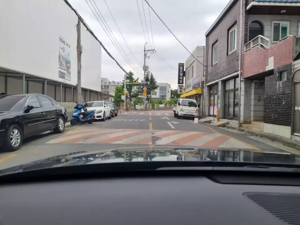 스쿨 존 곳곳에 배치된 과속방지턱도 넘어봅니다.