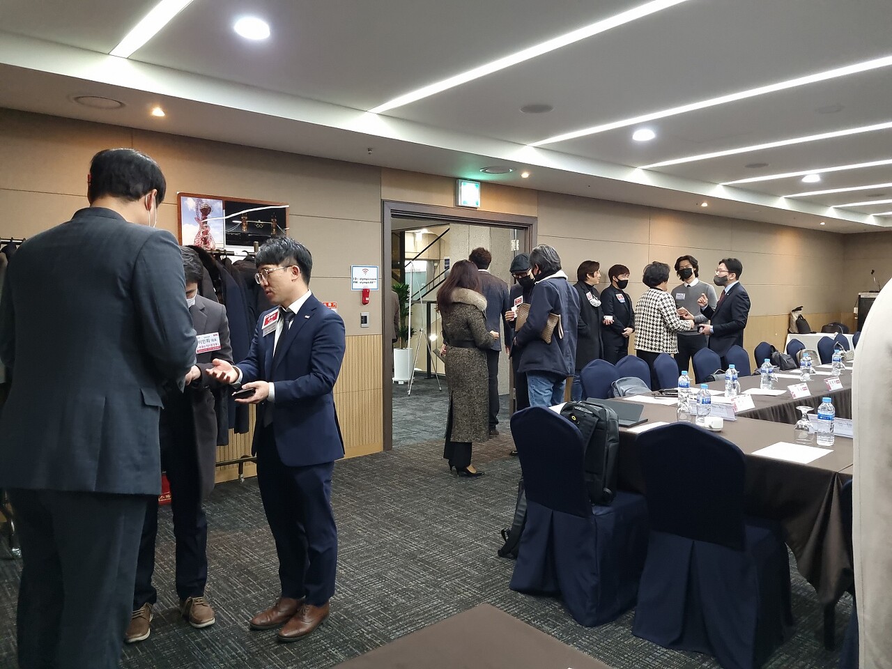 비엔아이 그랜드챕터 멤버 10여명이 비즈니스에 대하여 올림픽파크텔 2층 런던홀에서 이야기 하고 있습니다.