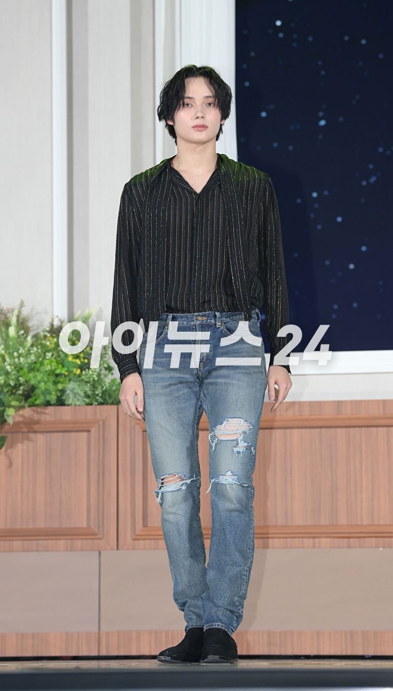 그룹 투모로우바이투게더 휴닝카이가 26일 오후 서울 강남구 코엑스 오디토리움에서 열린 투모로우바이투게더(TOMORROW X TOGETHER, TXT) 미니 5집 '이름의 장: TEMPTATION' 발매 쇼케이스에서 타이틀곡 무대를 선보이고 있다. [사진=정소희 기자]