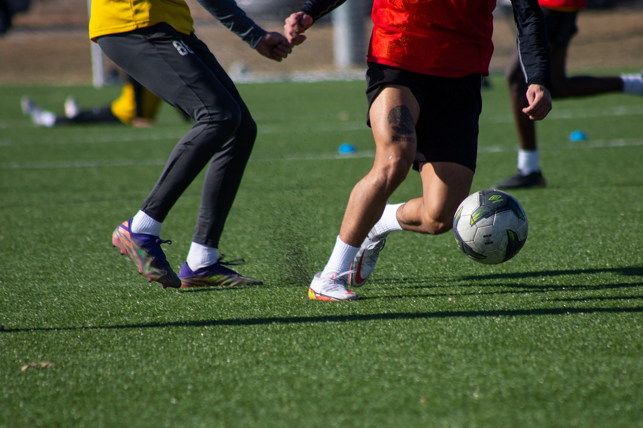 축구공을 드리블하여 수비수를 돌파하는 모습