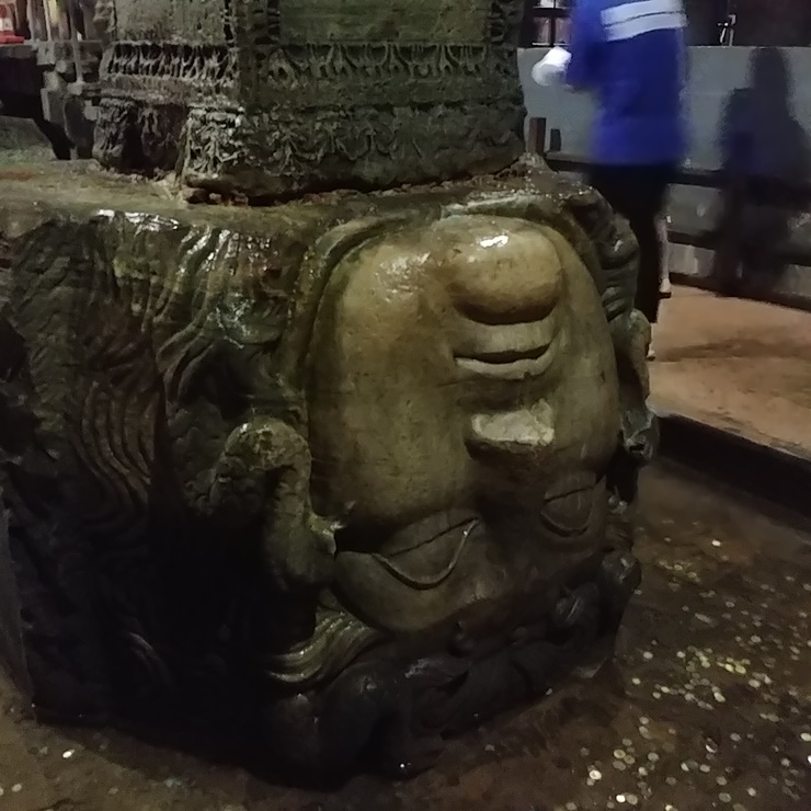 지하물저장고-메두사머리