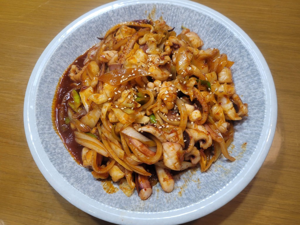 불향 나게 볶아 접시에 담은 오징어볶음 완성 사진