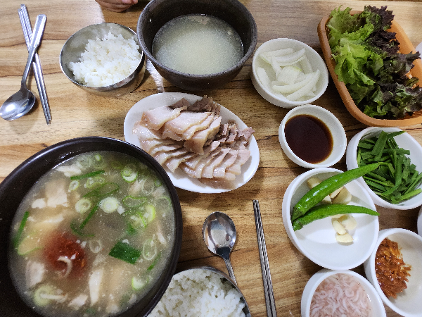고기밥과 순대국밥입니다
