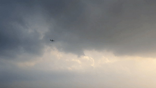 하늘 아래 비행기 2