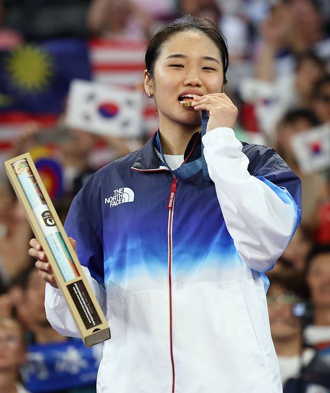 여자-단식-배트민턴-경기에서-당당히-금메달을-획득하고-메달을-깨물어-보는-안세영선수