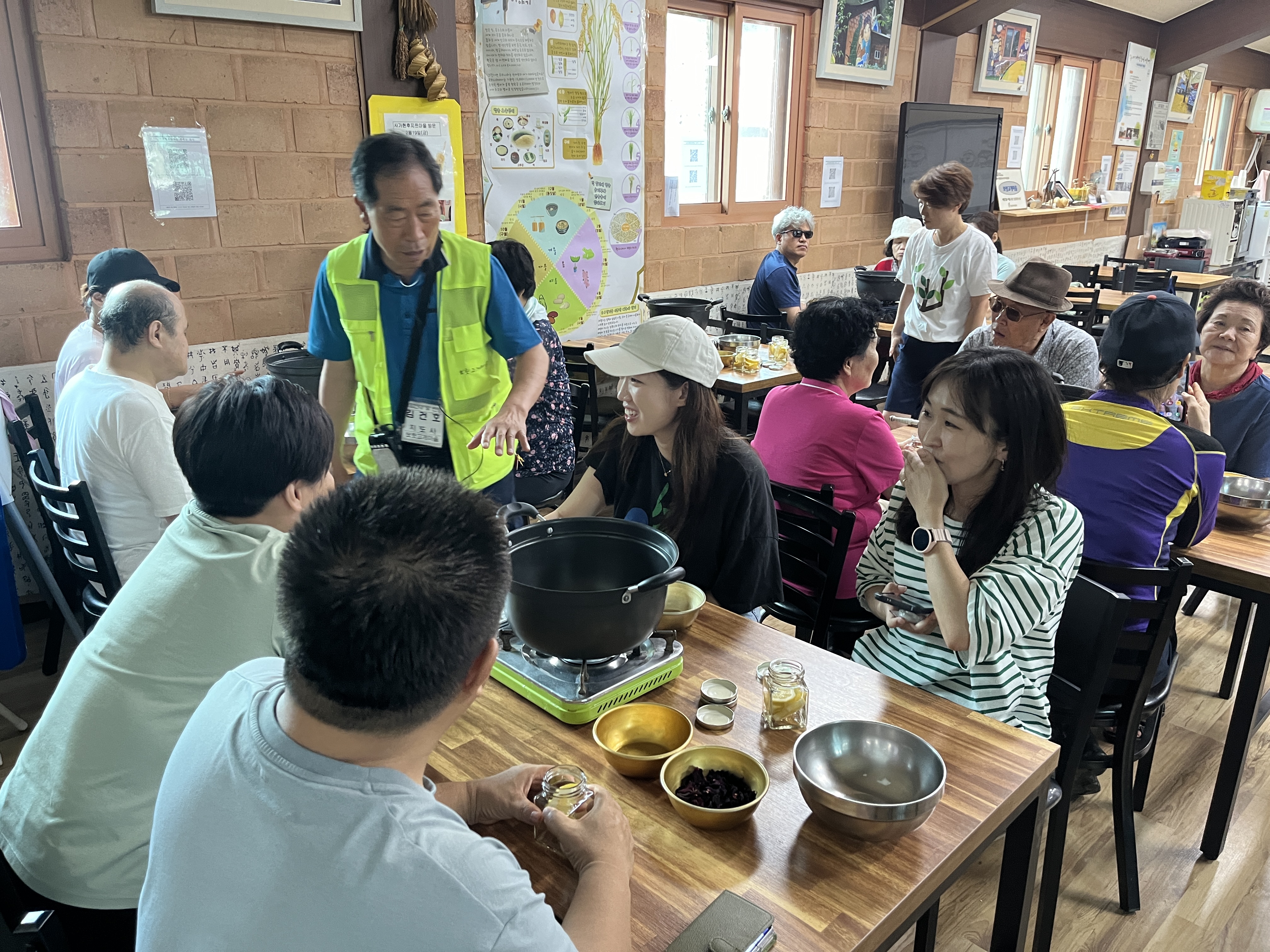 이미지설명: 장미청 만드는 방법 설명을 듣고 있는 모습