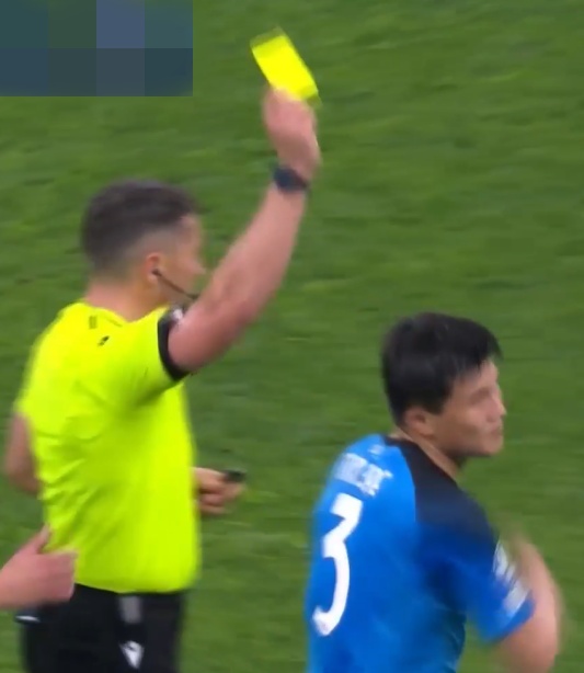 UEFA 챔피언스리그 8강 1차전에서 나폴리 김민재 경고