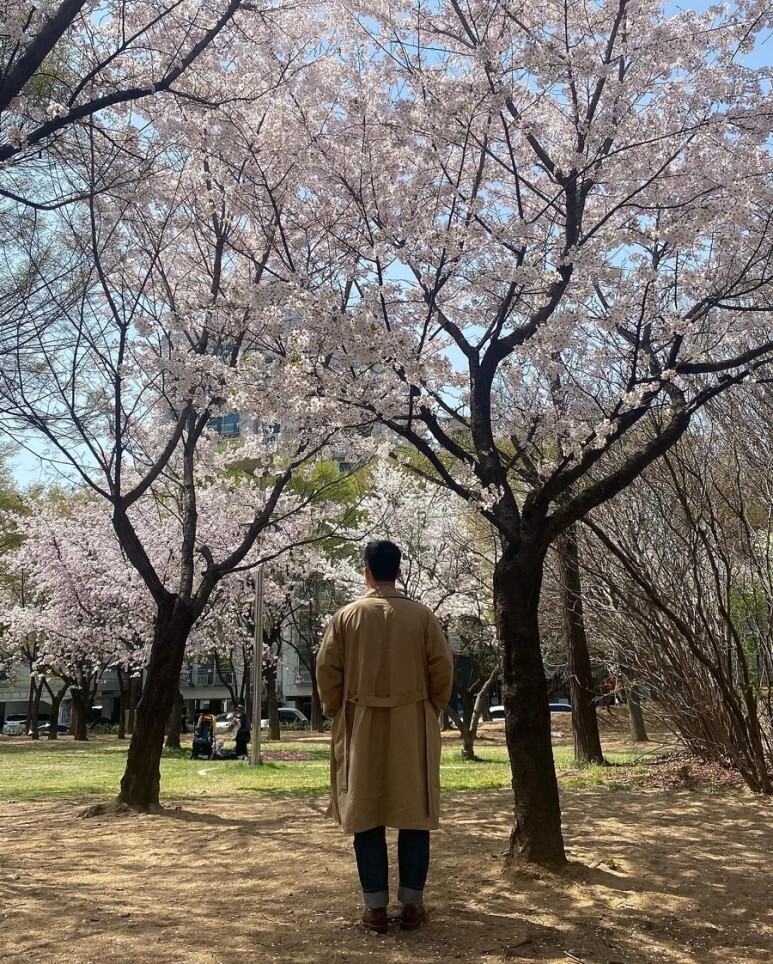 데일리룩(오뭘입) 유니폼브릿지 바바리코트 베이지, 무탠다드 라운드티, 유니클로 테이퍼드 진, 보세 로퍼 브라운, 남자데일리룩, 남자데일리코디, 남자데일리패션, ootd