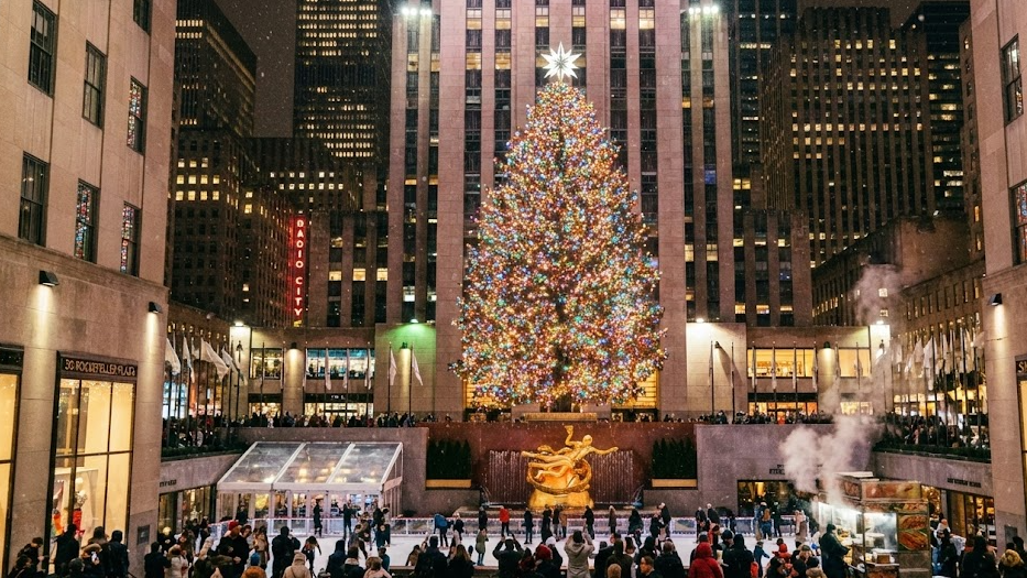 뉴욕 록펠러 센터 크리스마스 트리와 겨울 조명이 빛나는 거리
