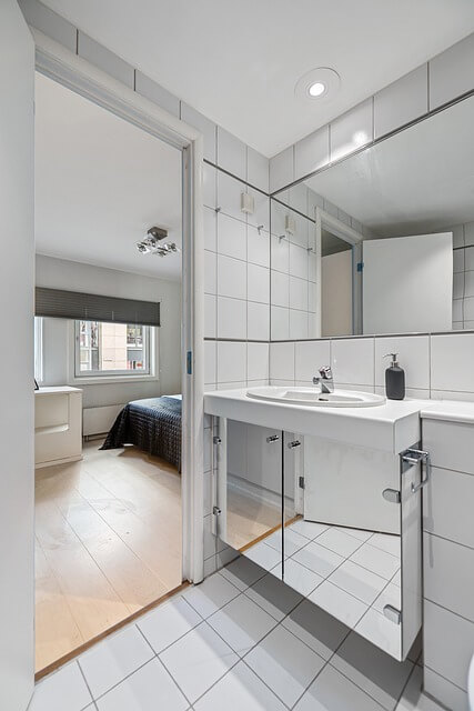 밤에는 화장실 문을 닫아라?