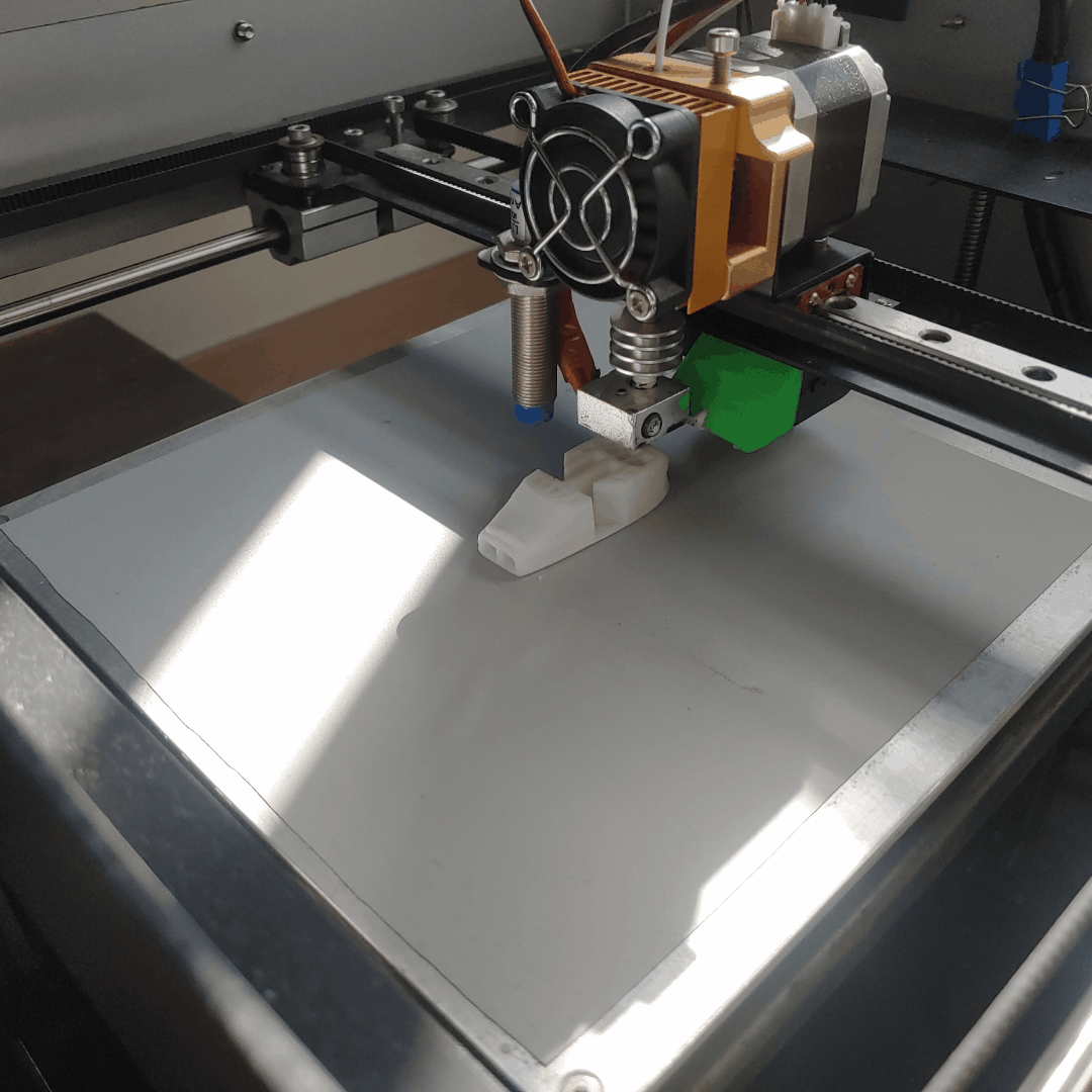 3D프린터가 호루라기의 절반 정도를 완성한 중간 단계로, 입 부분이 형성