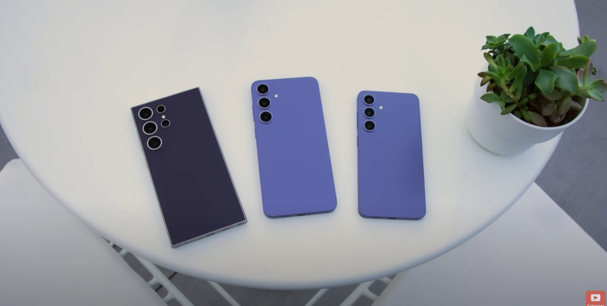 갤럭시 S25의 기본, 플러스, 울트라 모델이 테이블 위에 놓여 있는 이미지로, 각 모델의 크기와 디자인 비교 가능