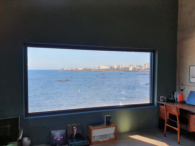 창밖으로-보이는-바다