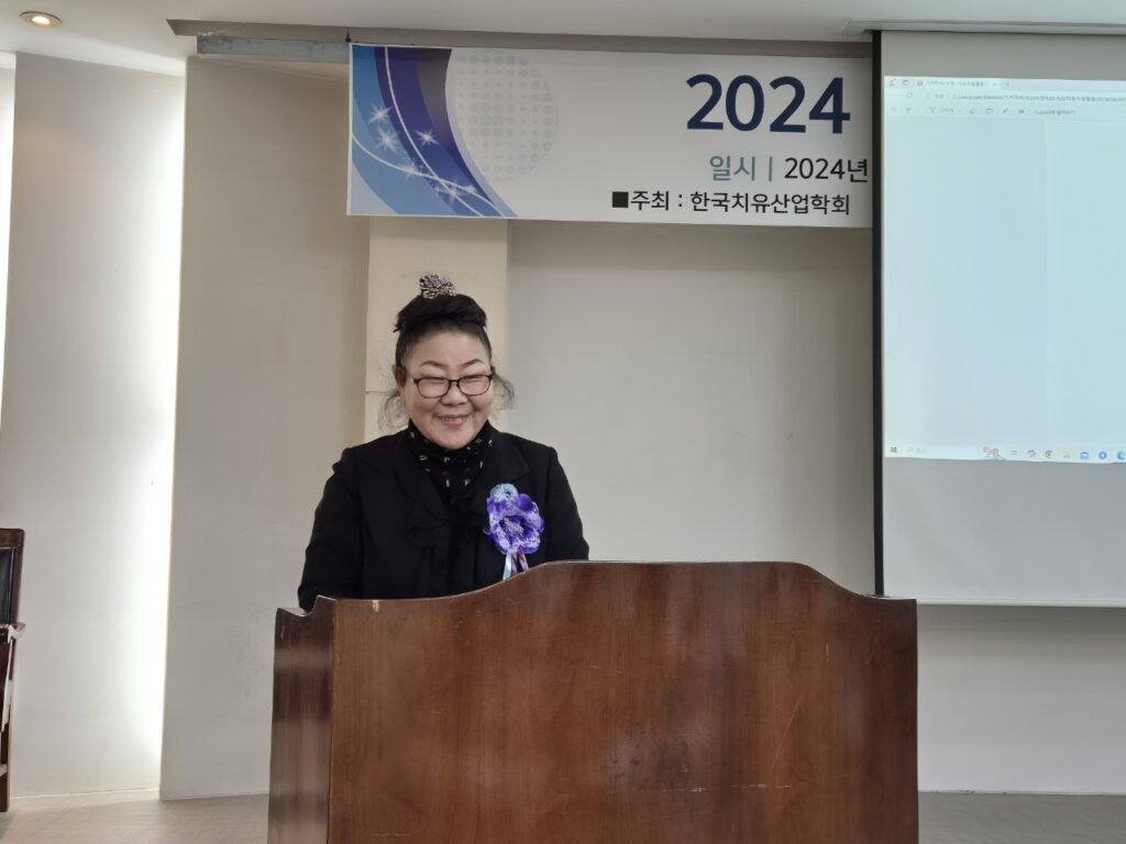 서미숙 작가는 도시농업과 치유정원을 매개로 사람과 자연을 잇는 일을 해오고 있는 생태기록자다. 현직 한국 열린 사이버 대학교 자연 숲치유산업학과 연구교수이자, 부천 생생 도시농업네트워크 대표로 활동 중이다.