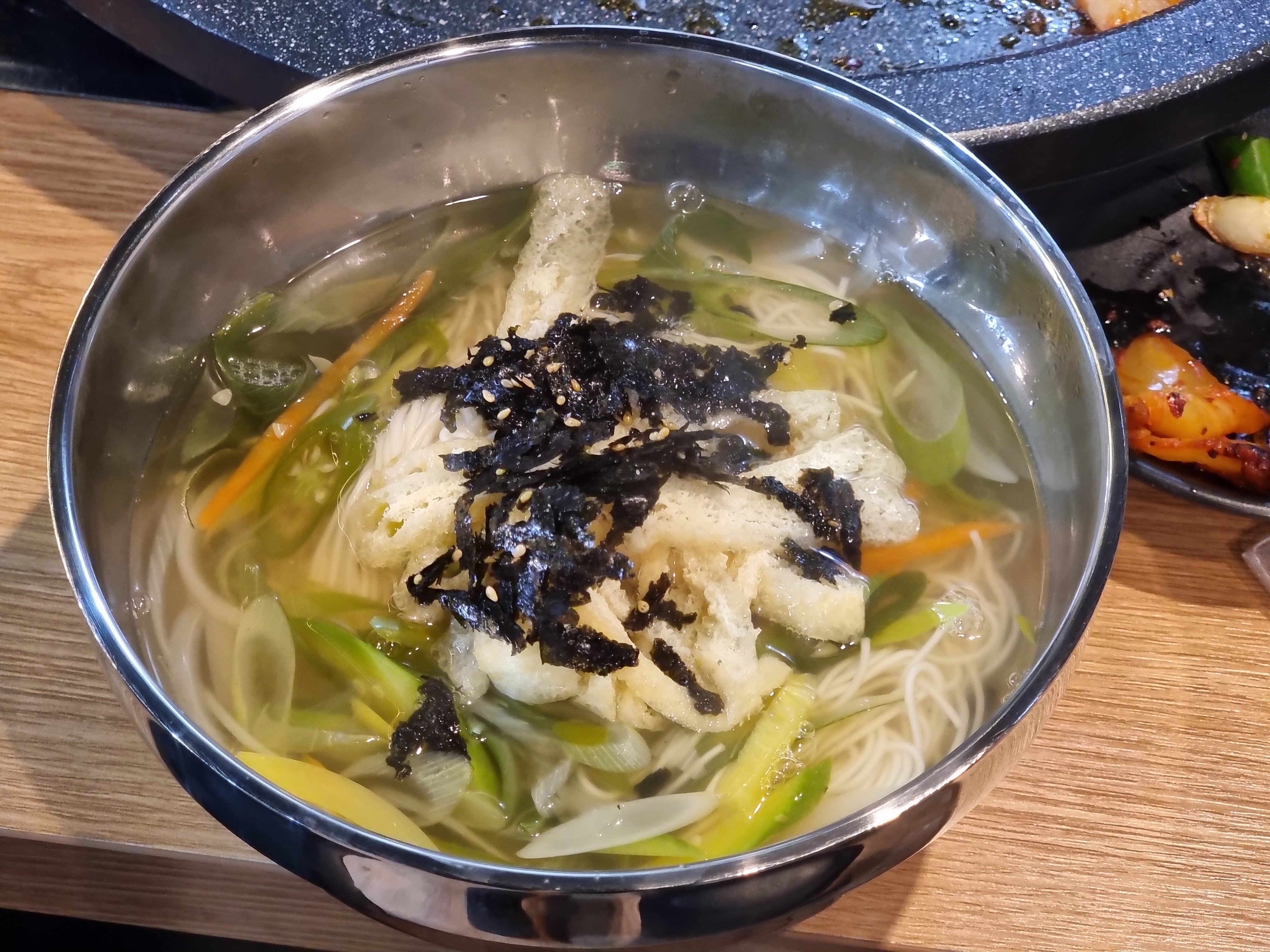 멸치 육수의 깊은 맛이 느껴지는 잔치국수. 양념장을 취향껏 더해 먹으면 더 맛있습니다.