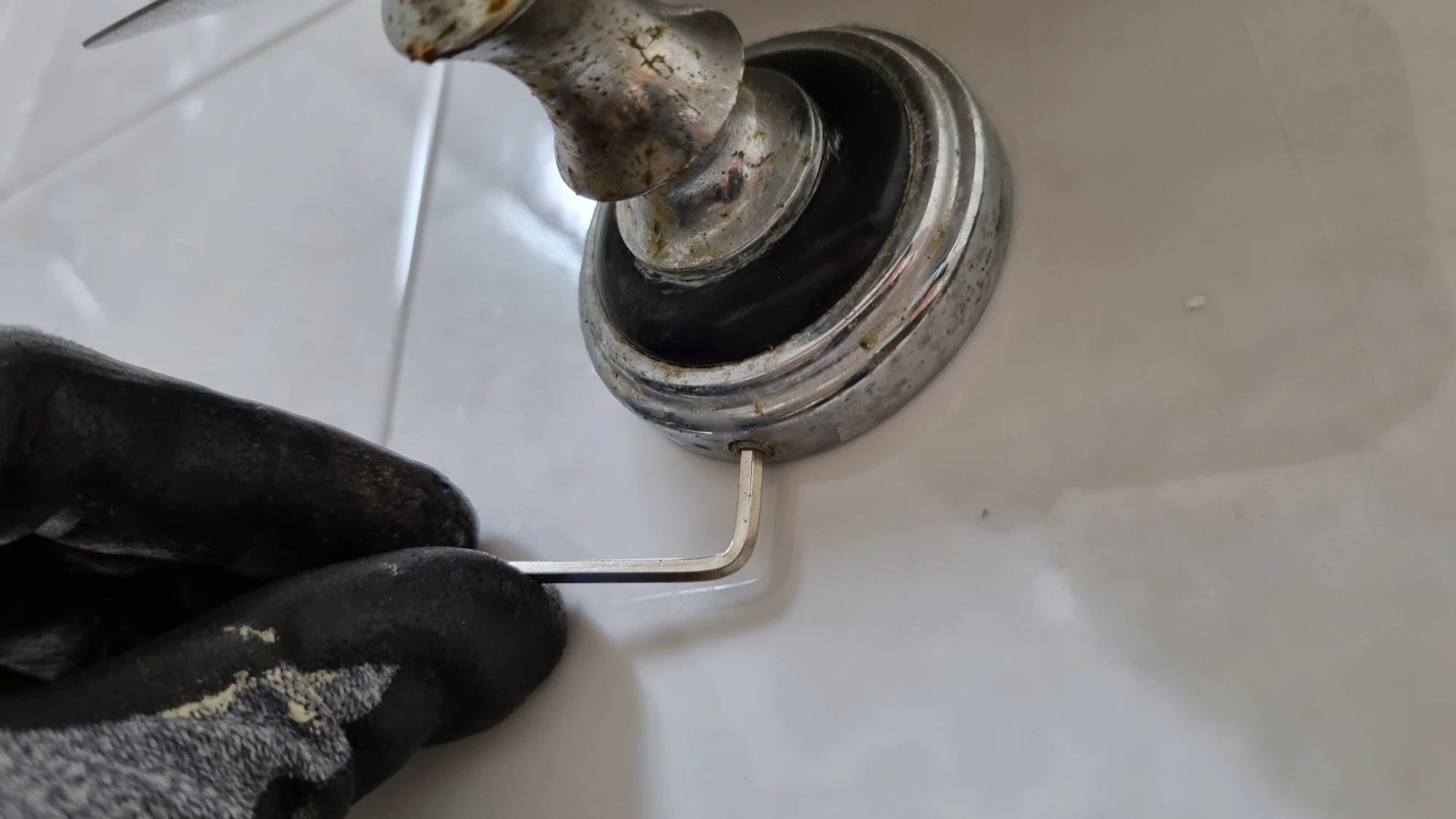 휴지걸이 떼는 모습