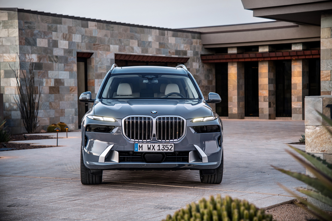 2024년형 BMW X7 외관 데이라이트 전면 사진