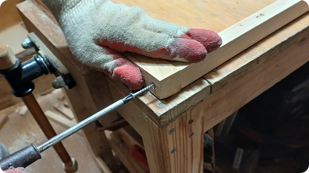 피스를-체결하는-모습