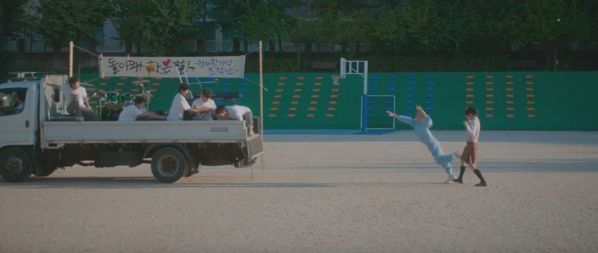 이찬이 도망갈 수 있게 선생님 발 걸어 넘어뜨리는 청하