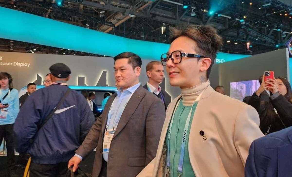 가수 지드래곤이 CES 2024에 참석했다