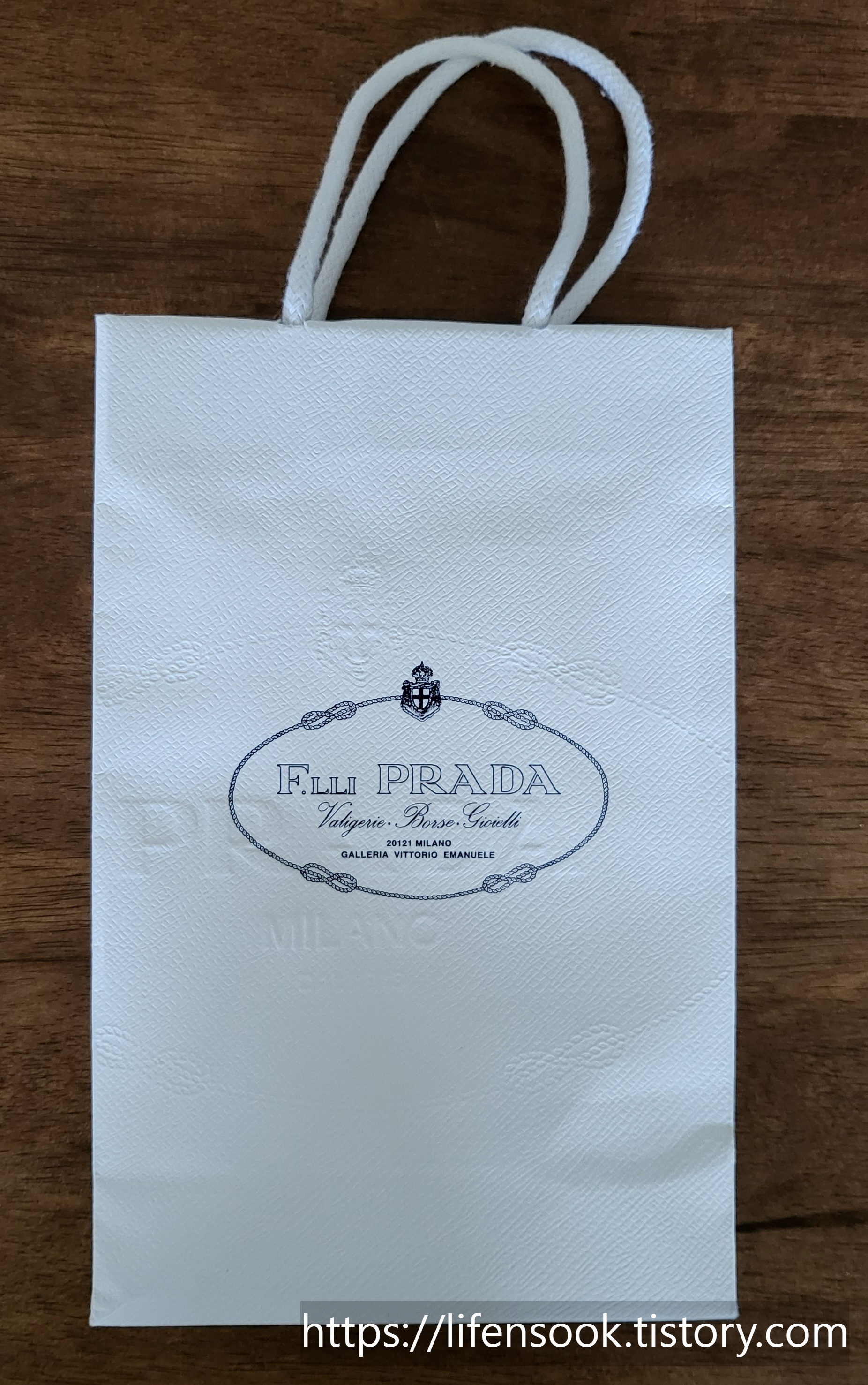 프라다 밀라노 본점 쇼핑백 1