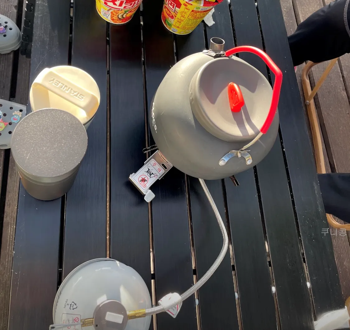 부모님과-4인-가족캠핑-자주-사용하는-캠핑용품-필수템-식기도구세트-구이바다-사용후기