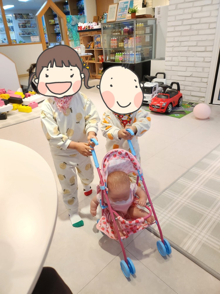 아기 돌보기 중인 아이들