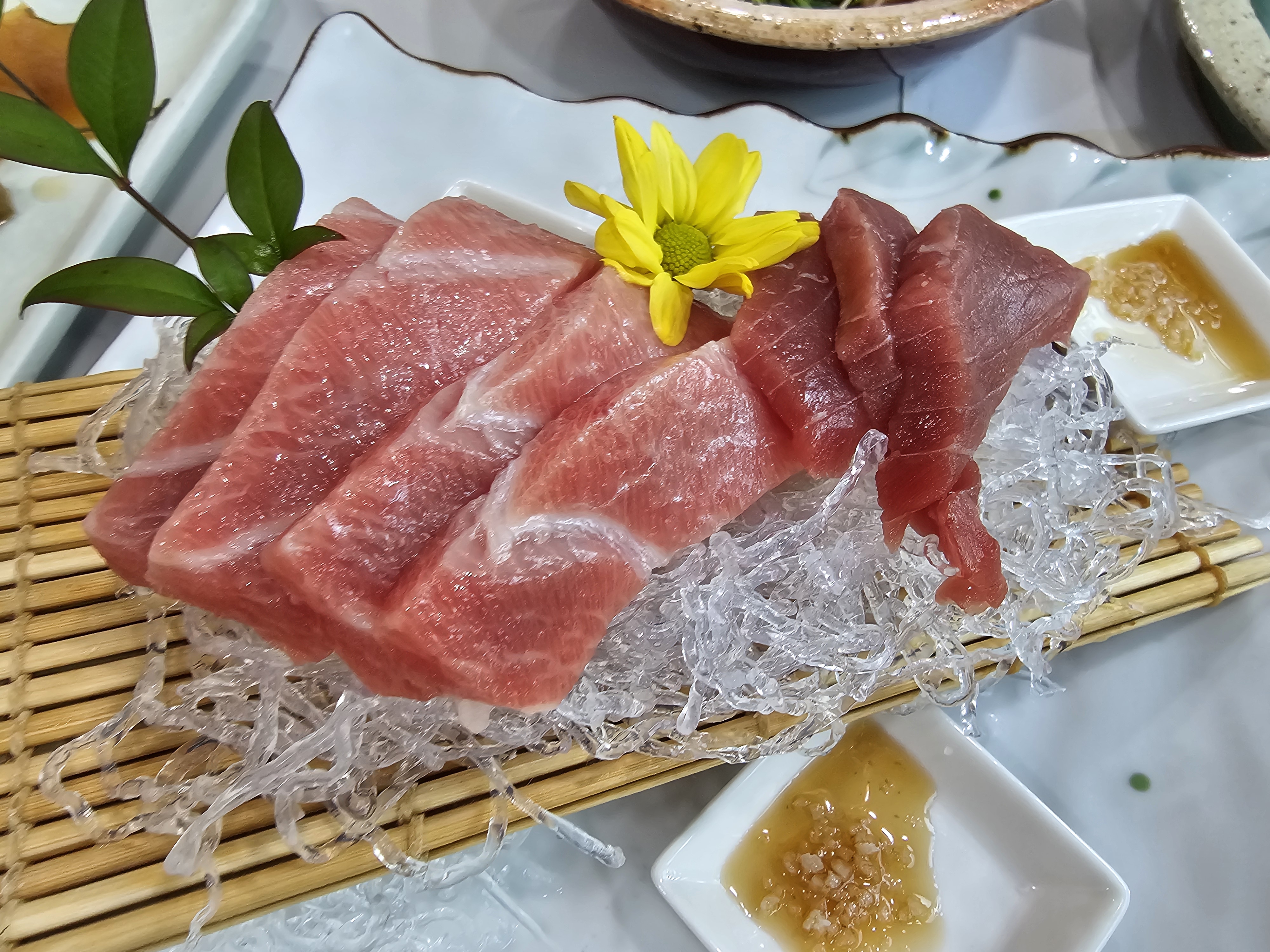 부산 청죽일식 참치 대뱃살회, 국화 장식