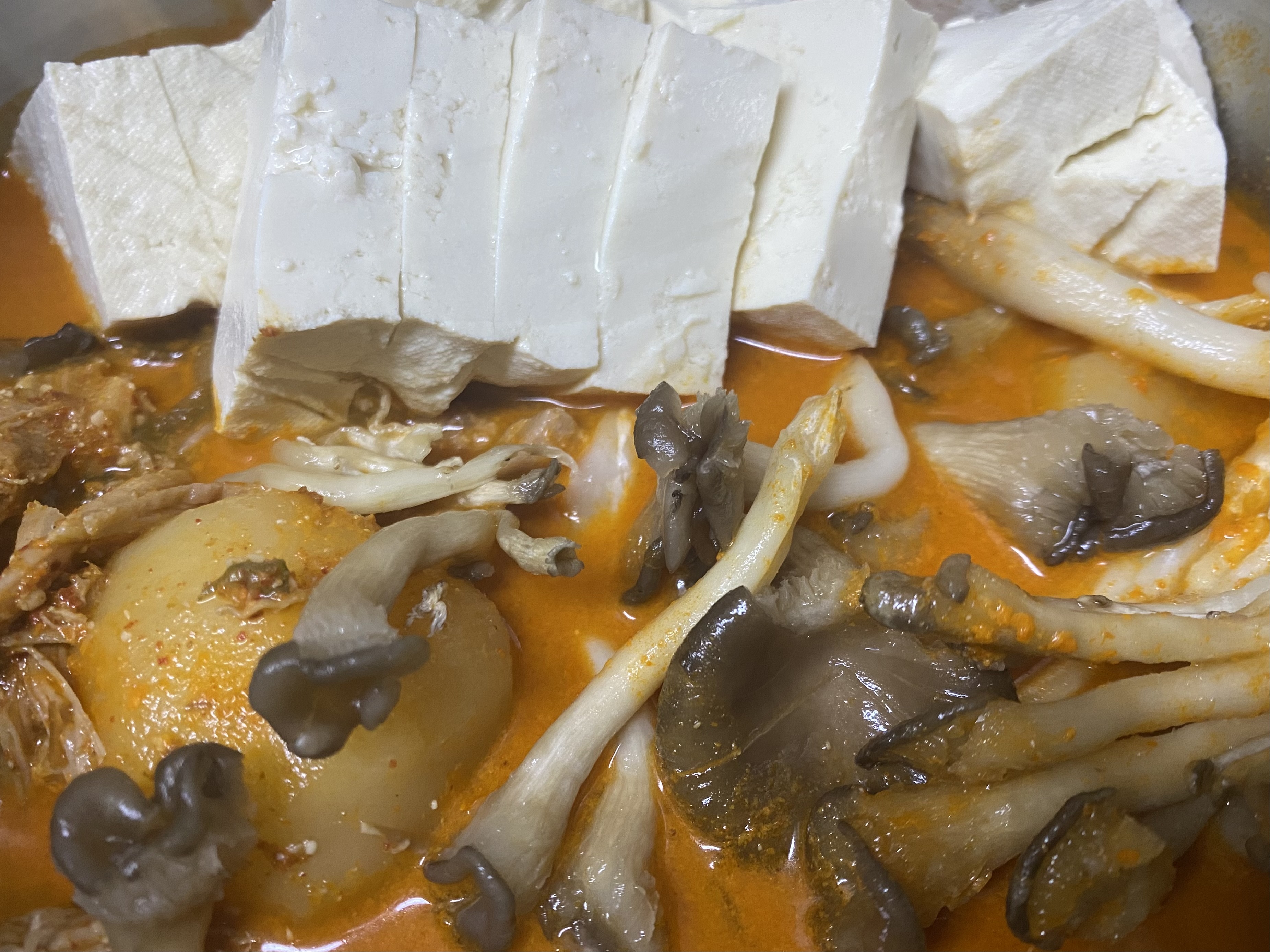 비비고 순살감자탕 조리된 사진입니다.