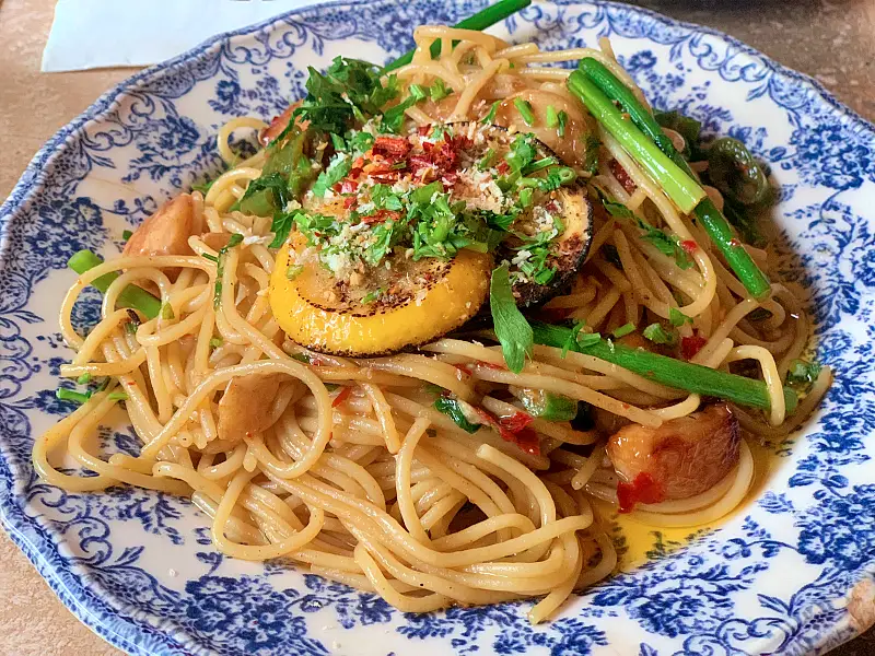 줄서는식당 통베이컨 단짠 조합 브리오슈 와플, 레몬 앤초비 오일파스타, 아보카도 치폴레 김치볶음밥 강남 압구정로데오 도산공원 맛집 추천 소개