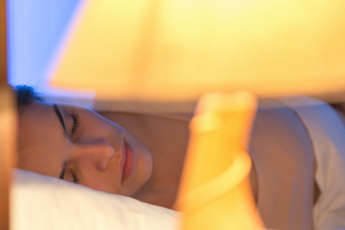 불을-켜고-잠든-여성